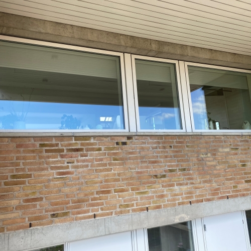 nye vinduer på gult hus