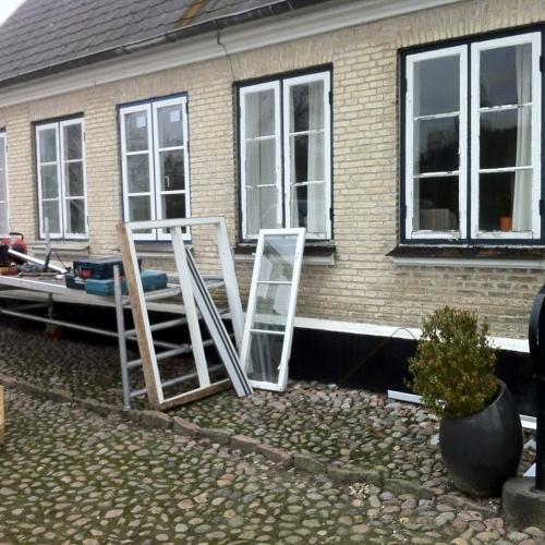 Elegante nye vinduer på smukt gult hus