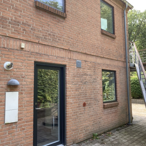 Udskiftning af vinduer og døre på rødt hus