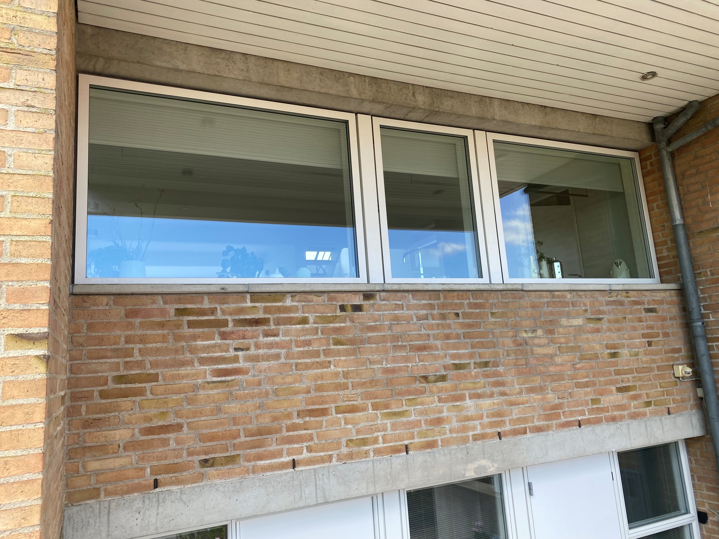 nye vinduer på gult hus