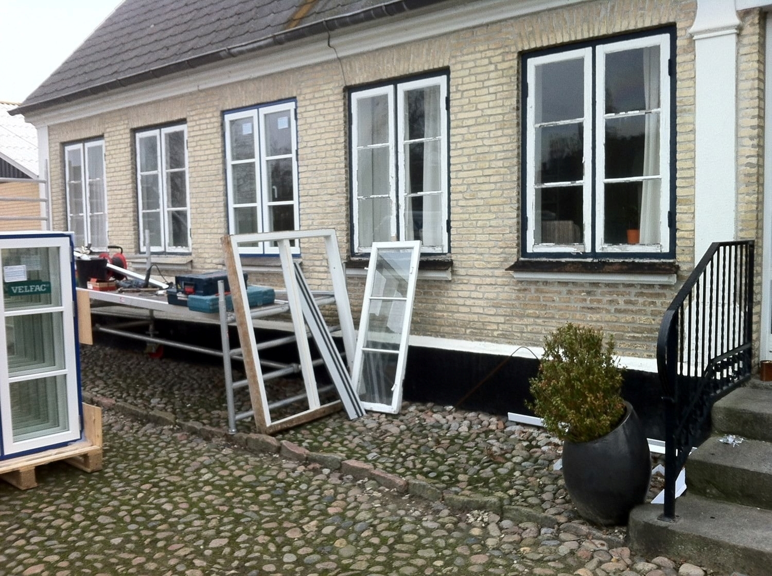 Elegante nye vinduer på smukt gult hus