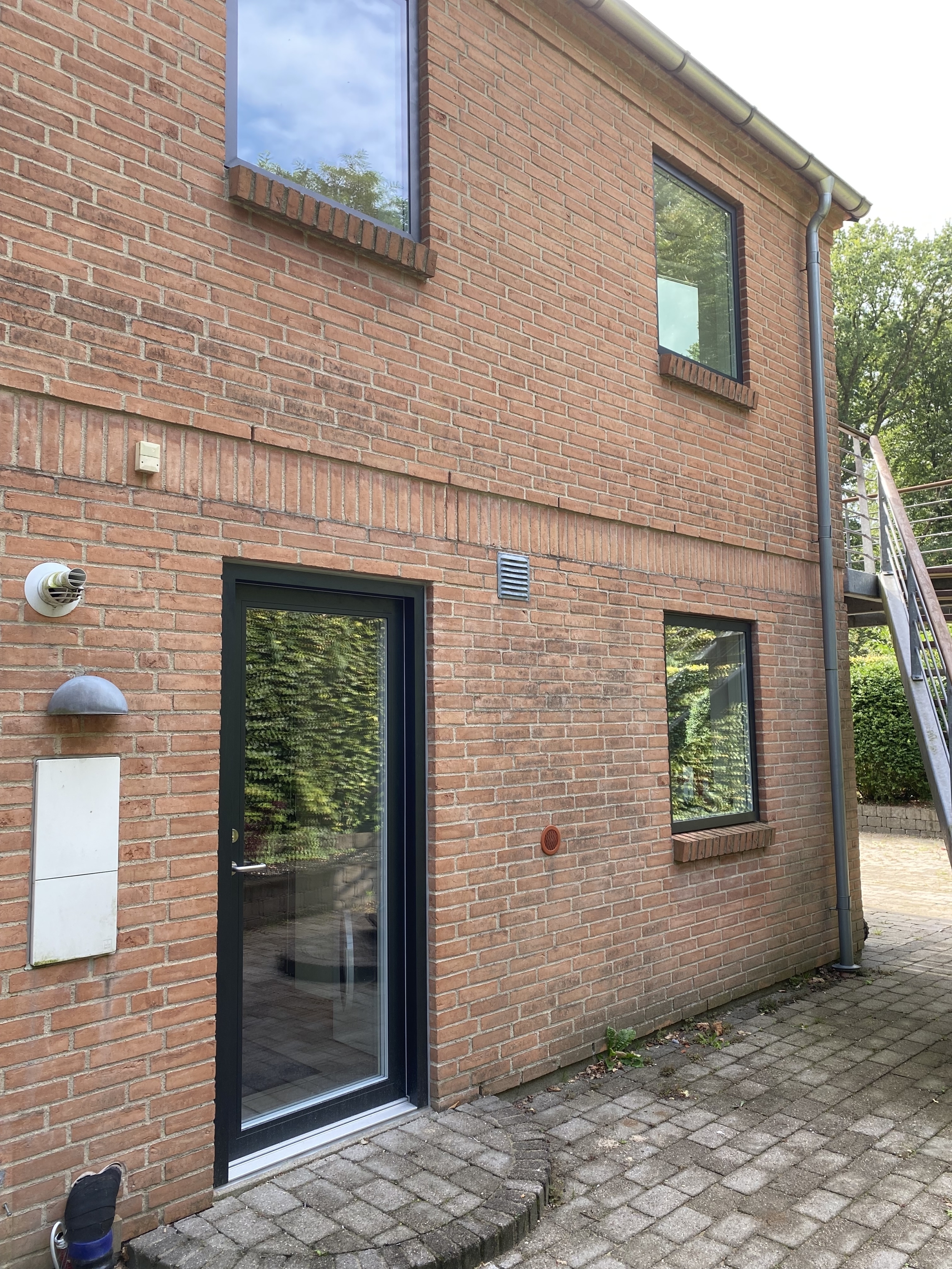 Udskiftning af vinduer og døre på rødt hus